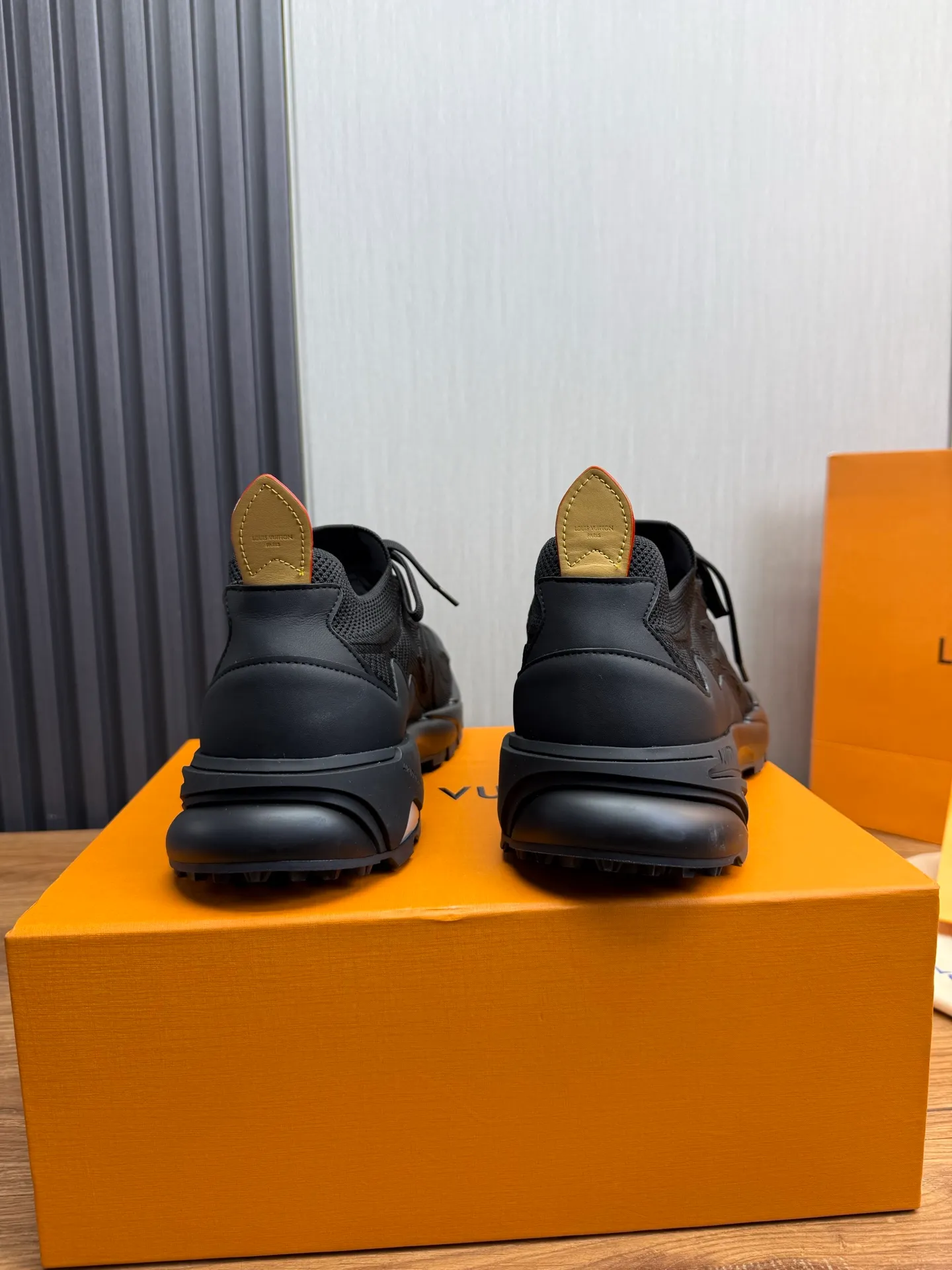 Men's Men's Shoes 580💰 🌈LV | Louis Vuitton 2025 LV Louis Vuitton L House Donkey Brand Latest Olympia Series Couple Style Silver Horn King Casual Sports Shoes Running Shoes This LV Olympia sports shoe combines mesh fabric and metallic synthetic leather and other technical fabrics to reinterpret the classic running shoe design with a neat and simple design. Lightweight EVA outsole provides a stretchy fit. Rich details such as Monogram embossing and LV letters establish recognition. Exquisite packaging at the delivery counter 🛍📦 ▪️Fabric: original imported technical fabric + mesh ▪️Inner lining: original customized breathable mesh ▪️Sole: original molded rubber foam material ▪️Sole thickness: 3.5CM ▪️Size: 38-44 yards